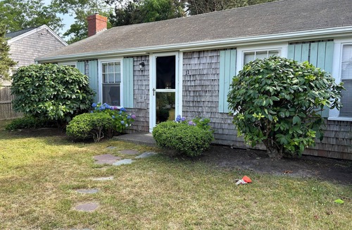 West Yarmouth Cottage | Family Cottage Big yard wFire Pit & Outside Shower Walk to beaches Pets👍🏻Sat-Sat
