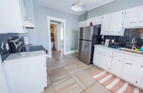 Niagara Falls Apartment | Family-Friendly 3BR-Free Parking & WiFi
