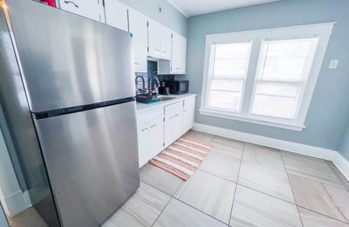 Niagara Falls Apartment | Family-Friendly 3BR-Free Parking & WiFi