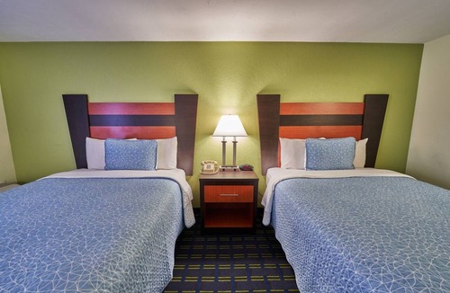 West Yarmouth Hotel | Family-Friendly Atmosphere w/Heated Indoor Pool & Free Breakfast - 4 Units