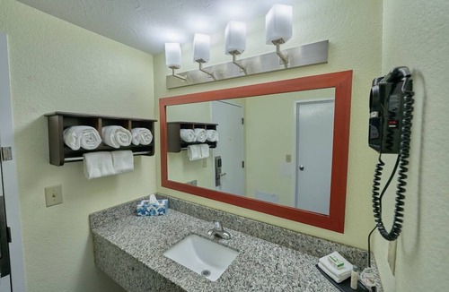 West Yarmouth Hotel | Family-Friendly Atmosphere w/Heated Indoor Pool & Free Breakfast - 4 Units