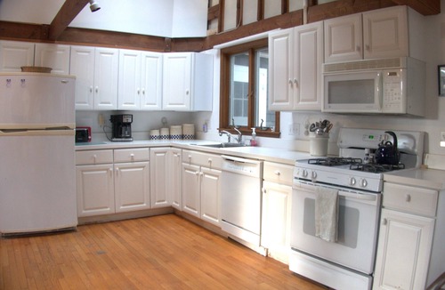 East Harwich Cabin | Family friendly cabin in Harwich, water peek & walk to private beach