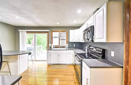 Narragansett Pier Apartment | Family Friendly Charming cottage set within a mile of the beach and steps to Boon Street!