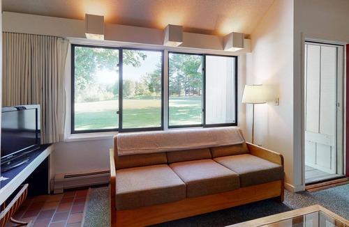 Stowe Area Condo | Family-Friendly Condo with Gas Fireplace, Shared Pool, and Golf Course View