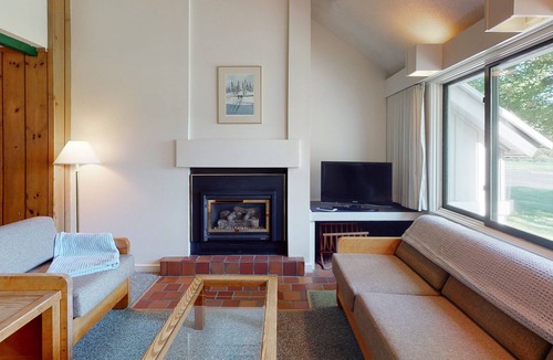 Stowe Area Condo | Family-Friendly Condo with Gas Fireplace, Shared Pool, and Golf Course View