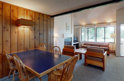 Stowe Area Condo | Family-Friendly Condo with Gas Fireplace, Shared Pool, and Golf Course View