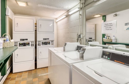Stowe Area Condo | Family-Friendly Condo with Gas Fireplace, Shared Pool, and Golf Course View