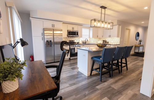 East Shore Cottage | Family Friendly Cottage for 8 with Arcade Games!