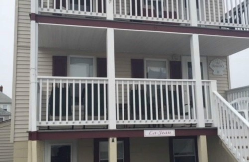 Hampton Cottage | Family friendly cottage steps from the beach. Saturday to Saturday 6/15-9/1