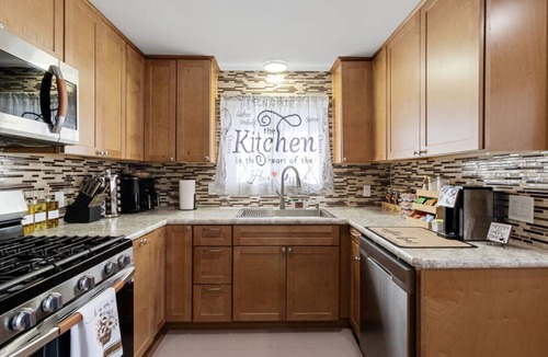 Cheektowaga House | Family-friendly | Game Room | Sauna | Laundry | Karaoke | BBQ | Centrally located