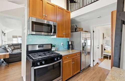 Kenberma Bed & Breakfast | Family friendly home in Hull, steps to downtown and walk to beach!
