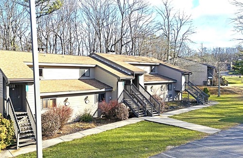 Lake Harmony Condo | Family-Friendly Lake Harmony Getaway – Hiking, Golf & Nature Nearby