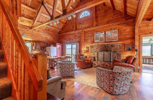 Weston Cabin | Family-friendly log cabin with Fireplace & Mountain Views near 4 Ski Resorts