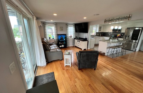 Sandwich House | Family friendly w/Ocean Views, minutes walk to beaches, restaurants & marina
