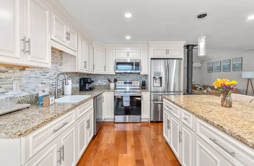Barnstable House | Family Getaway |Pickleball CourtHot TubTheaterGame Room