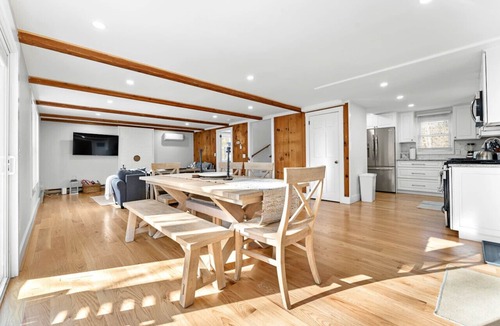 Tisbury House | Family Getaway Walkable to Town