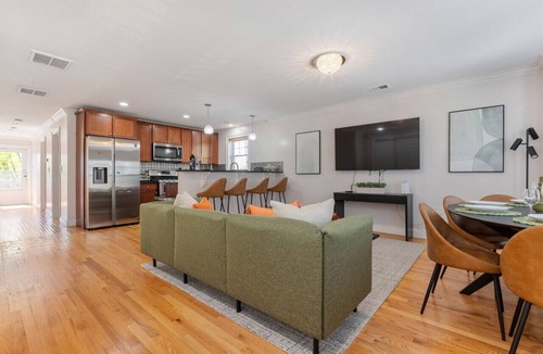 Dorchester House | Family & Group Haven near Downtown Retreat