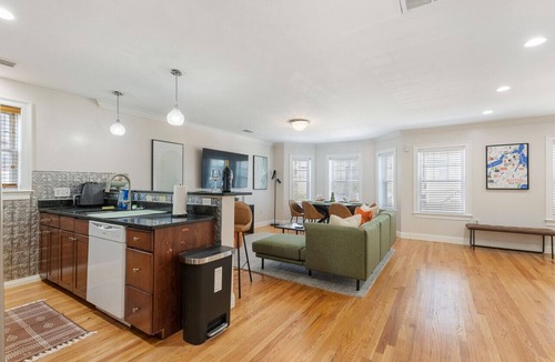 Dorchester House | Family & Group Haven near Downtown Retreat