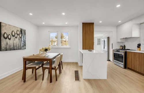 Burlington House | *Family Haven* Renovated 3BR Backyard Parking