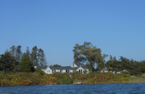 Charlestown House | Family house on Ninigret Pond in Arnolda East
