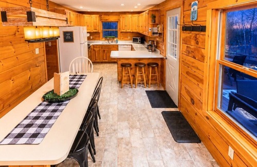 Bartlett Cabin | Family&Pet Friendly*SLOPE SIDE*Fireplace*Stylish