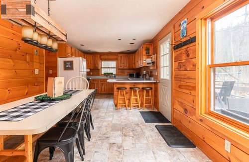 Bartlett Cabin | Family&Pet Friendly*SLOPE SIDE*Fireplace*Stylish