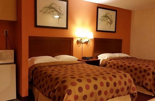Foxboro Hotel | Family Retreat! 3 Relaxing Units, Free Parking, Quick Drive to Gillette Stadium!