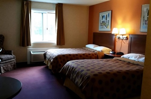 Foxboro Hotel | Family Retreat! 3 Relaxing Units, Free Parking, Quick Drive to Gillette Stadium!