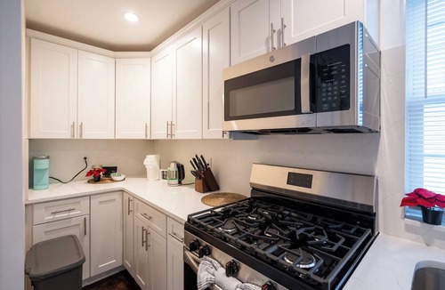 Meeting House Hill Apartment | Family Retreat 4-Bedroom Boston 1st-floor Apt w/Free Parking Pet-Friendly 301