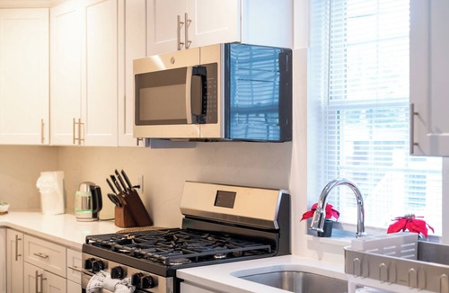 Meeting House Hill Apartment | Family Retreat 4-Bedroom Boston 1st-floor Apt w/Free Parking Pet-Friendly 301