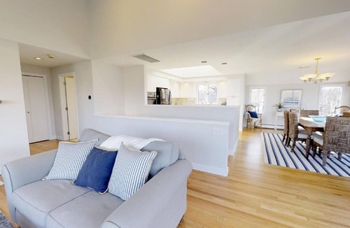 Dennis House | Family retreat: 5 min walk to Bayview Beach, sleeps 10