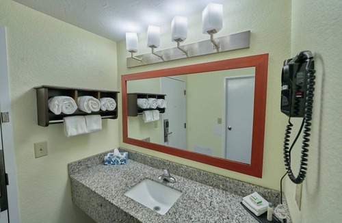 West Yarmouth Hotel | Family Retreat w/Heated Pools, Mini Golf & Free Continental Breakfast, 3 Rooms