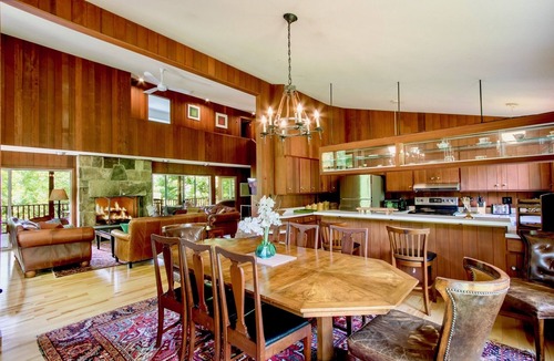 Manchester House | Family Reunion Gem! Pool, Tennis, Deck, Fireplace, Views, Privacy - Dogs loved
