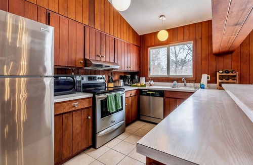 Manchester House | Family Reunion Gem! Pool, Tennis, Deck, Fireplace, Views, Privacy - Dogs loved