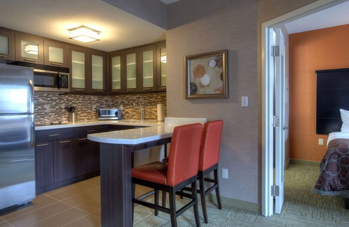 Central Hamilton Apartment | Family Suite w/Full Kitchen | Free Hot Breakfast