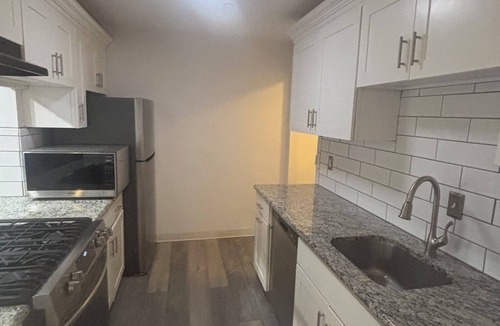Newark Condo | Fantastic 2-bedroom condo with AC in vibrant Newark. WiFi with 65 inch smart TV