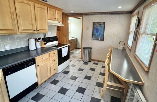 Raymond Cottage | Fantastic Secluded Cottage with Lake Access in Raymond, Maine