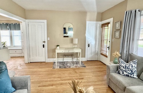 Shaker Heights Apartment | Farmhouse In The City CLE Clinic-Long Stays Welcome - 2bd/1bth WiFi, Full Kitch