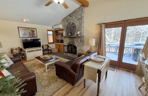 Carroll House | FC14 Slopeside Bretton Woods cottage with AC large patio and private yard Walk to slopes