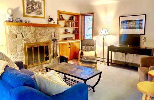 Carroll House | FC20 Remodeled Forest Cottage home - AC, great for kids, lots of yard space! Walk to the slopes!