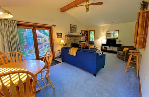 Carroll House | FC20 Remodeled Forest Cottage home - AC, great for kids, lots of yard space! Walk to the slopes!