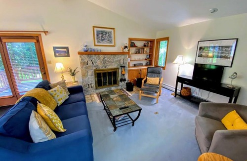 Carroll House | FC20 Remodeled Forest Cottage home - AC, great for kids, lots of yard space! Walk to the slopes!