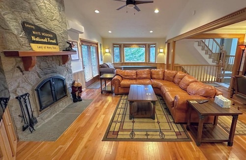 Carroll House | FC43 Renovated cozy spacious cottage with AC, air hockey, wifi close to ski trails!