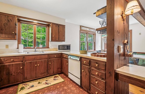 Killington House | Fern and Fox Chalet, newly renovated pet friendly secluded and private perfect family vacation home with Pool and Gym access The Killington golf course and Green Mountain National Golf Course are just a few minutes from this location. 3 Free Day Pass