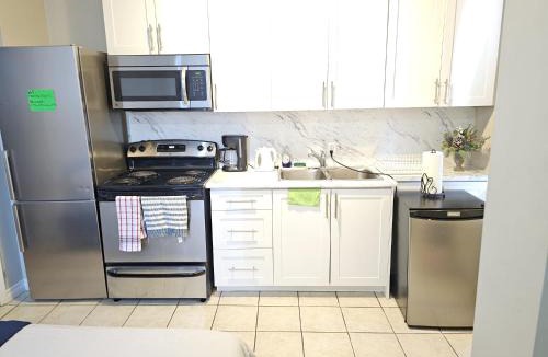 Little Portugal Apartment | MAJOR INTERNATIONAL SPORTING EVENT 5 PEOPLE STAY APARTMENT-Free Wifi-One Stop to BMO FIELD