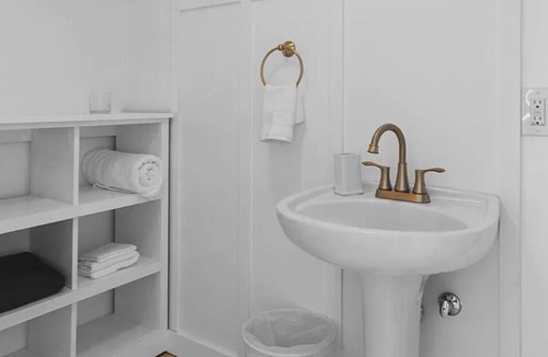 Bass Harbor Cottage | Fiona's Quiet Side Cottage—2 min to ocean, 1m to Bass Harbor Light
