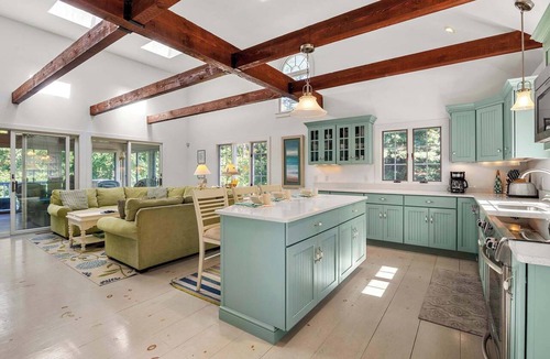 East Harwich House | Fire Pit, Sun Room, Central AC, and Games!