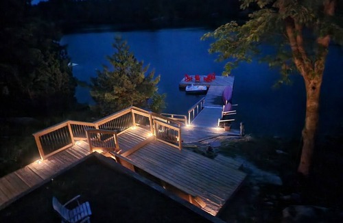McKellar Cottage | Firefly Hut - Cheerful 6-bedroom cottage with serene beauty