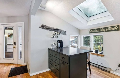 Quechee Condo | Fireplace Condo with Golf Views, Coach Road
