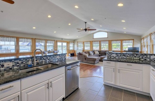 Stonington Apartment | Fisherman`s Loft - In-town Apartment, Ocean Views